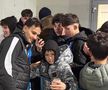 Assad Al Hamlawi, asaltat de fani pentru fotografii și autografe după Universitatea Craiova - FCSB // foto: Sergiu Alexandru (GSP)