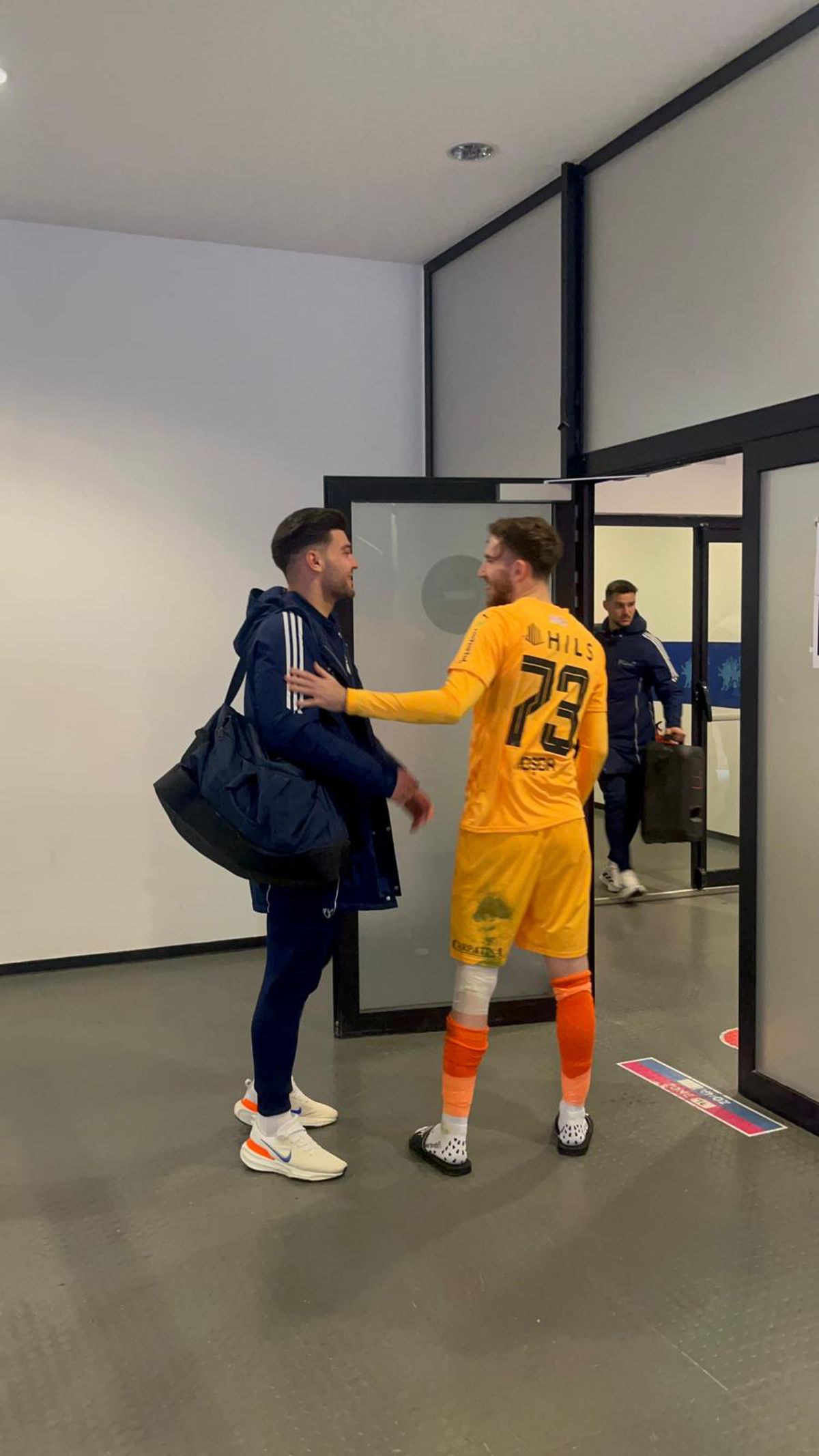 Alexandru Roșca, bandajat la genunchi