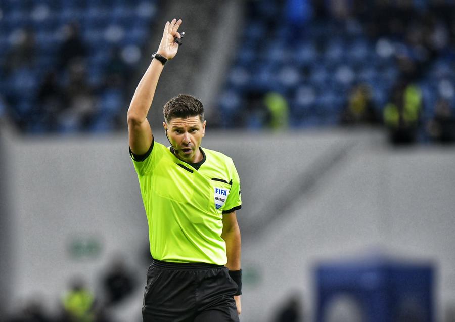 Marian Barbu, în Universitatea Craiova - FCSB/ Foto: Cristi Preda (GSP) Preferatul lui Porumboiu, delegat la Dinamo - FCSB » Lista uluitoare a „centralului”