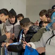 Assad Al Hamlawi, asaltat de fani pentru fotografii și autografe după Universitatea Craiova - FCSB // foto: Sergiu Alexandru (GSP)