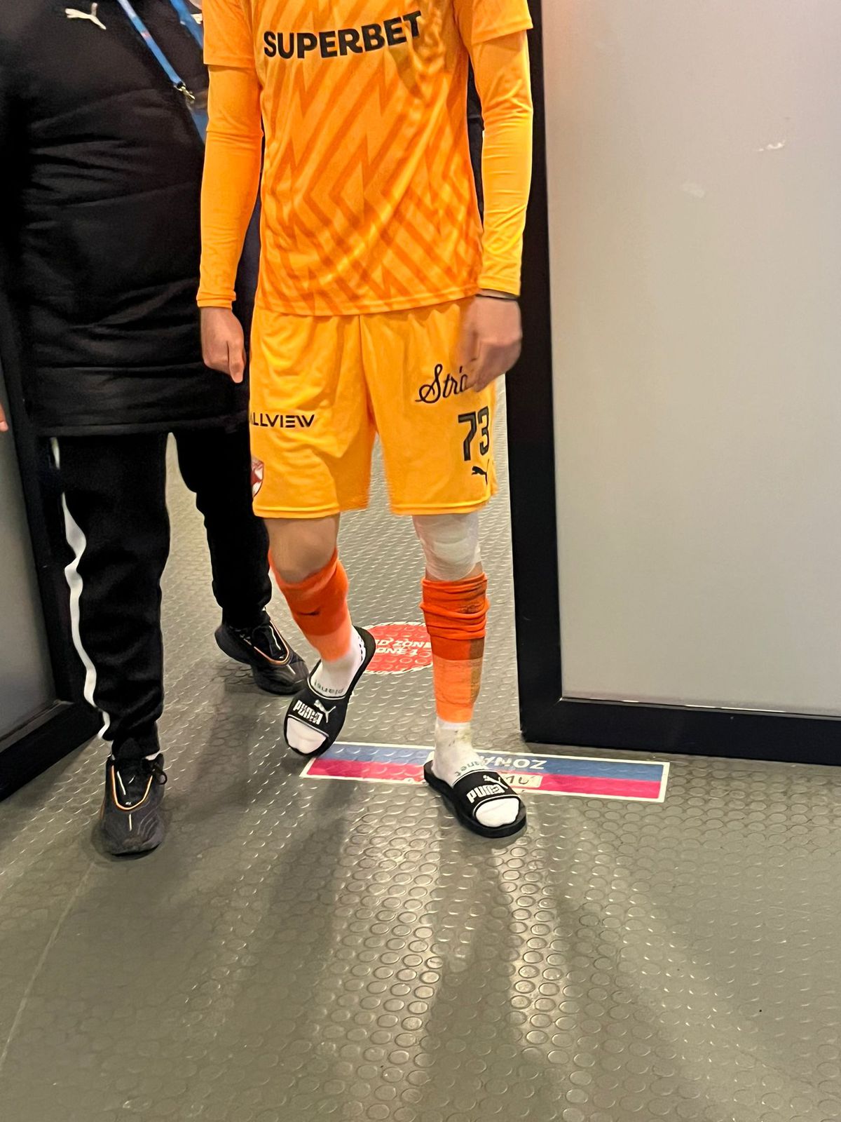 Alexandru Roșca, bandajat la genunchi