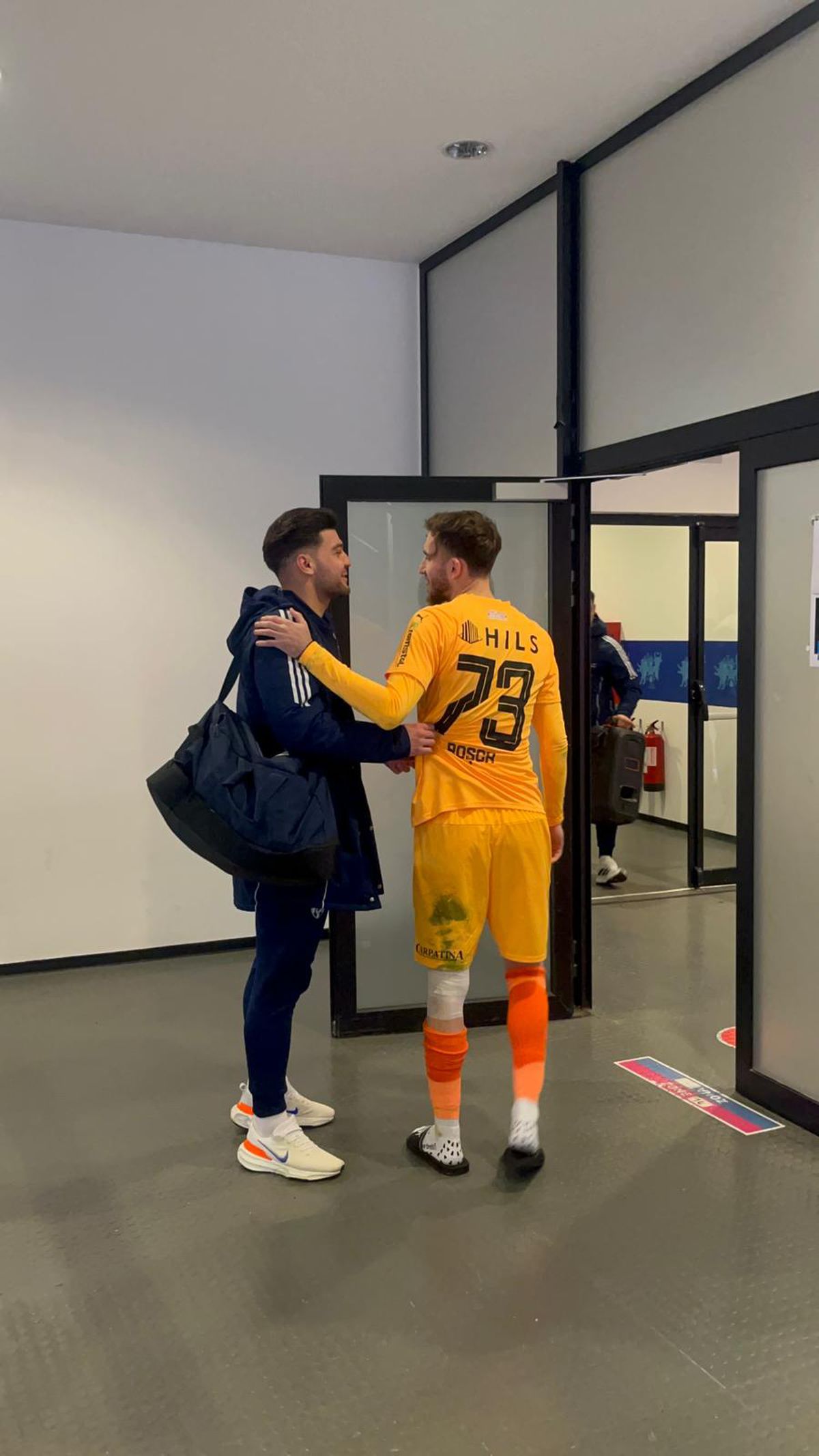 Alexandru Roșca, bandajat la genunchi