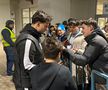 Assad Al Hamlawi, asaltat de fani pentru fotografii și autografe după Universitatea Craiova - FCSB // foto: Sergiu Alexandru (GSP)