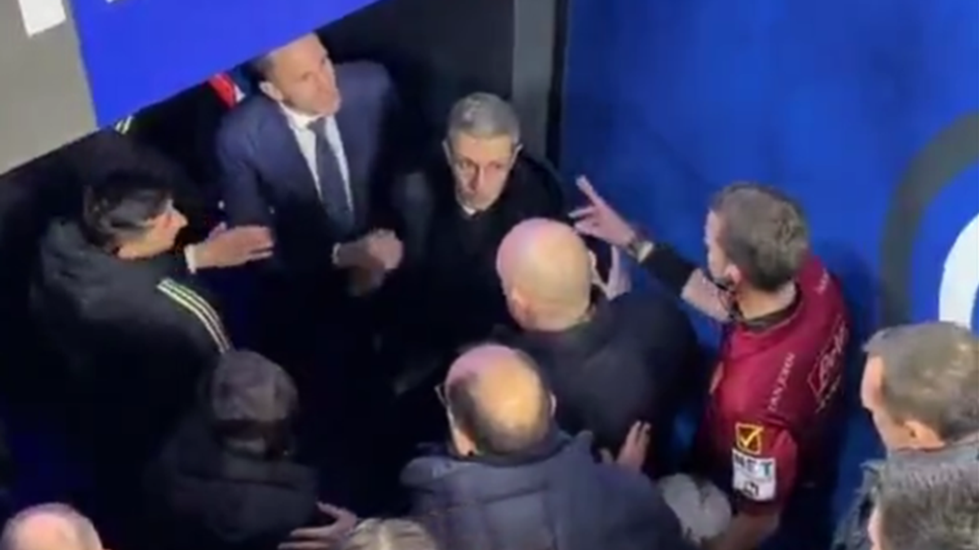 Doi oficiali Juventus în conflict verbal cu arbitrul Federico La Penna după cartonașul roșu primit de Kalulu în derby-ul cu Inter. | sursa foto: Gazeta Sporturilor