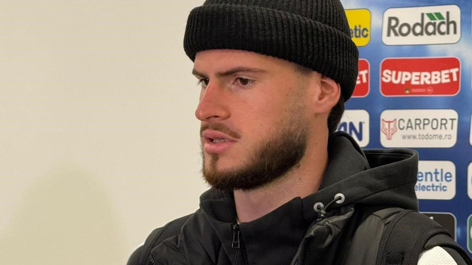 Tudor Băluță în tricoul Universității Craiova controlând mingea în meciul cu FCSB pe stadionul Ion Oblemenco, cu tribune pline. | sursa foto: Gazeta Sporturilor Tudor Băluță în tricoul Universității Craiova controlând mingea în meciul cu FCSB pe stadionul Ion Oblemenco, cu tribune pline. | sursa foto: Gazeta Sporturilor