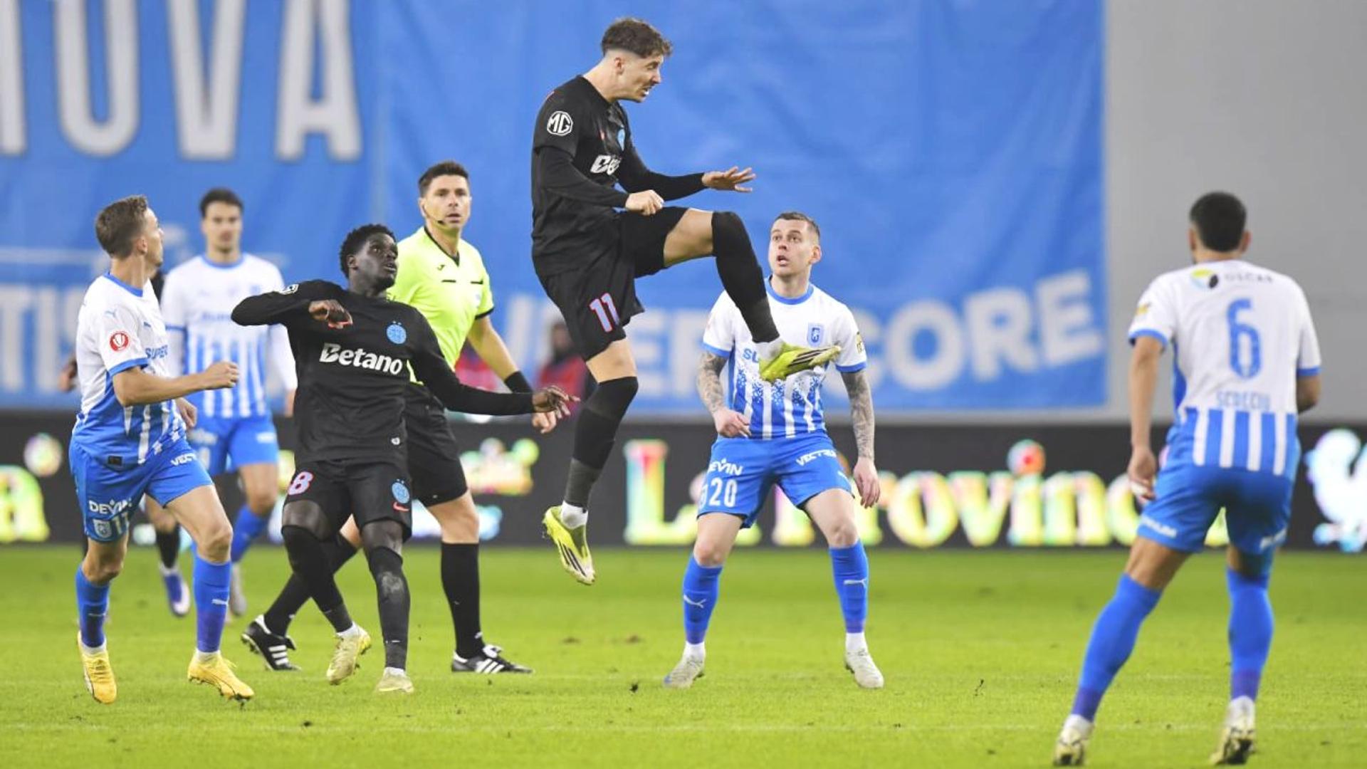 Jucători Craiova și FCSB în timpul unui timp mort meci, cu FCSB dominând posesia mingii pe stadionul Ion Oblemenco | sursa foto: Gazeta Sporturilor