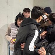 Assad Al Hamlawi, asaltat de fani pentru fotografii și autografe după Universitatea Craiova - FCSB // foto: Sergiu Alexandru (GSP)