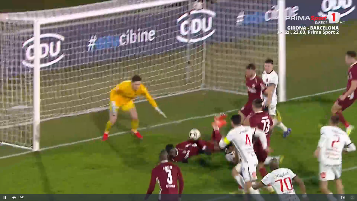 Andrei Chivulete anulează penalty-ul dictat pentru Hermannstadt // foto: capturi Prima Sport