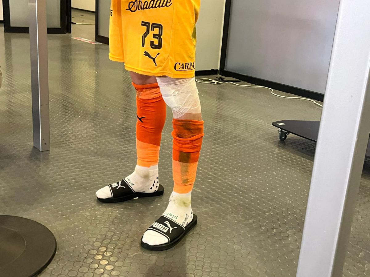 Alexandru Roșca, bandajat la genunchi