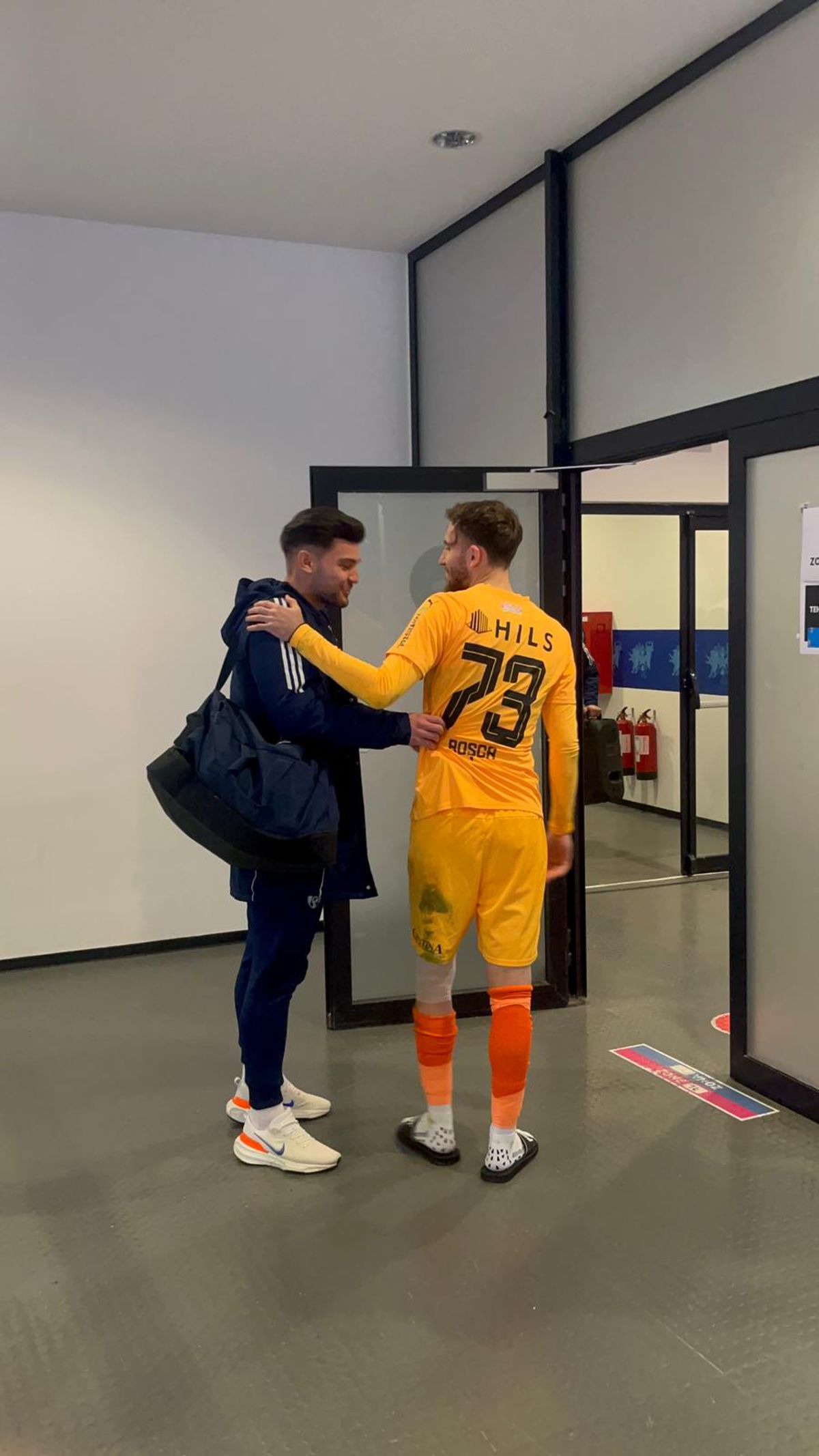 Alexandru Roșca, bandajat la genunchi