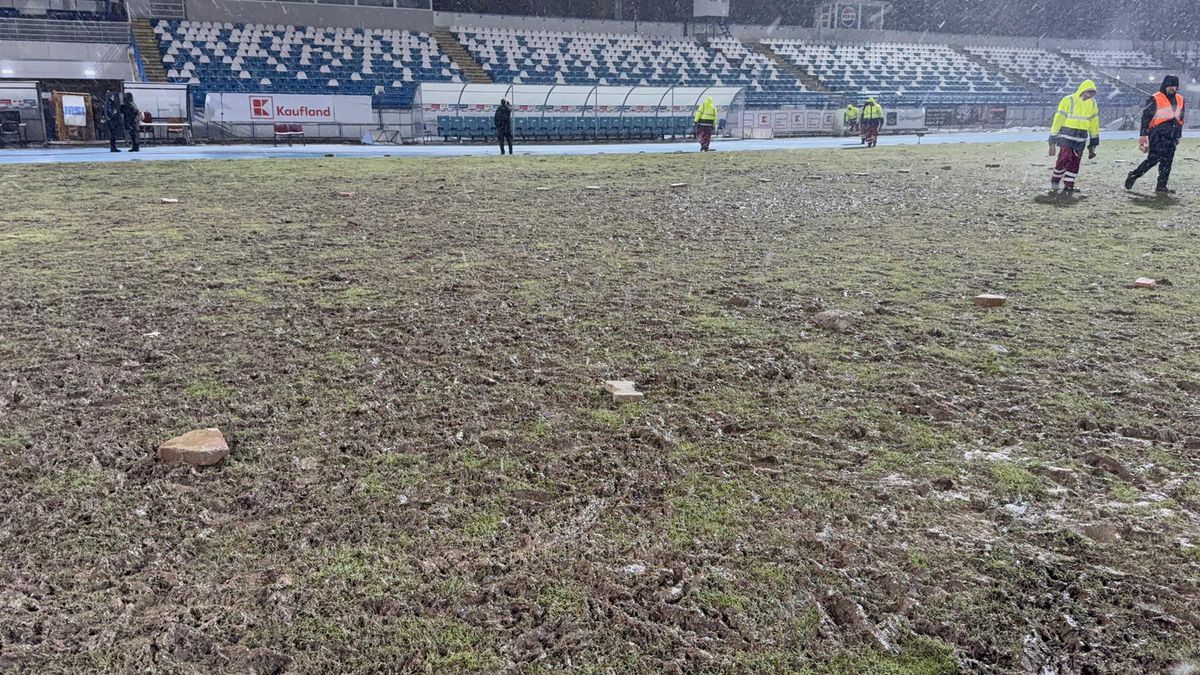 Prăpăd în urma „stejarilor” » Gazonul arenei, distrus complet: s-au investit peste 500.000 de euro