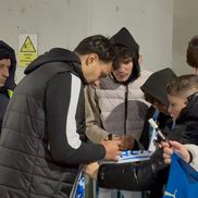 Assad Al Hamlawi, asaltat de fani pentru fotografii și autografe după Universitatea Craiova - FCSB // foto: Sergiu Alexandru (GSP)