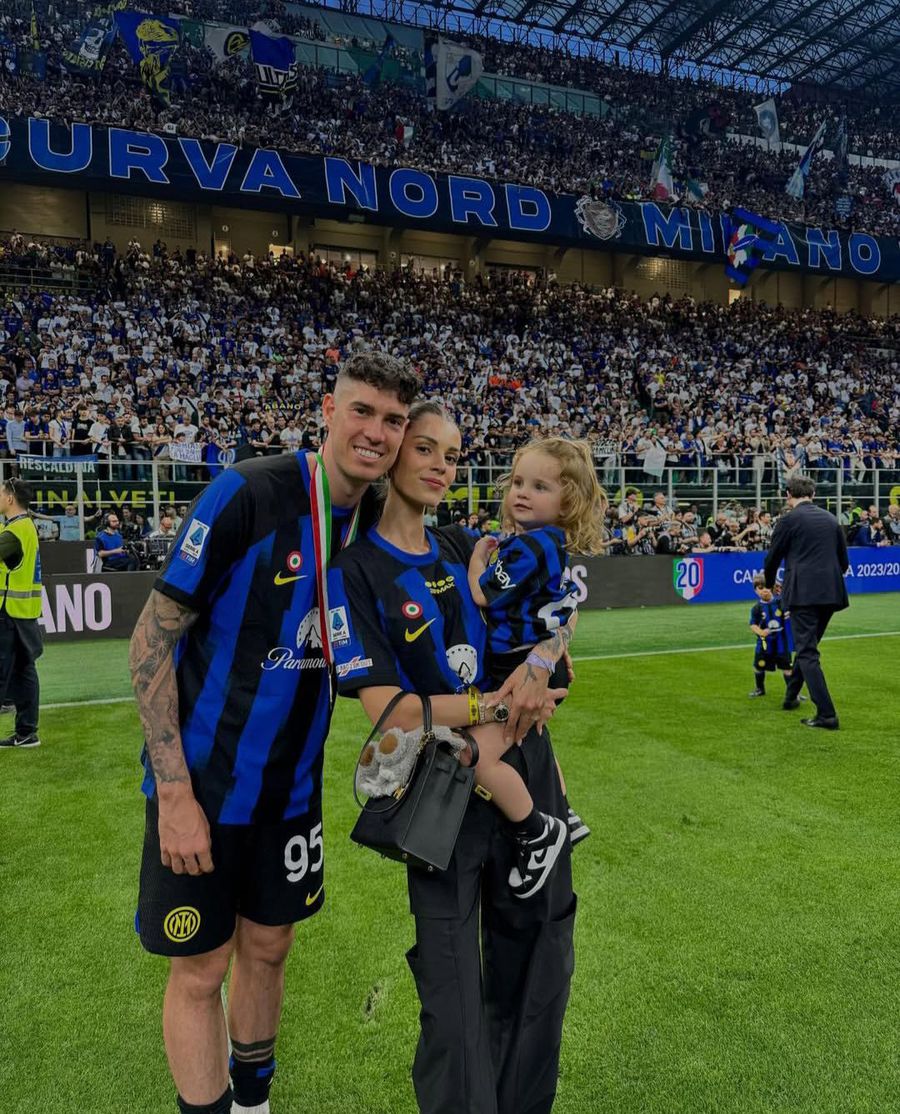 Alessandro Bastoni, împreună cu soția Camilla și fiica Azzurra / Foto: Facebook Amenințat cu moartea, Bastoni l-a sunat pe Chivu » Ce i-a transmis antrenorul și ce a hotărât fundașul interist