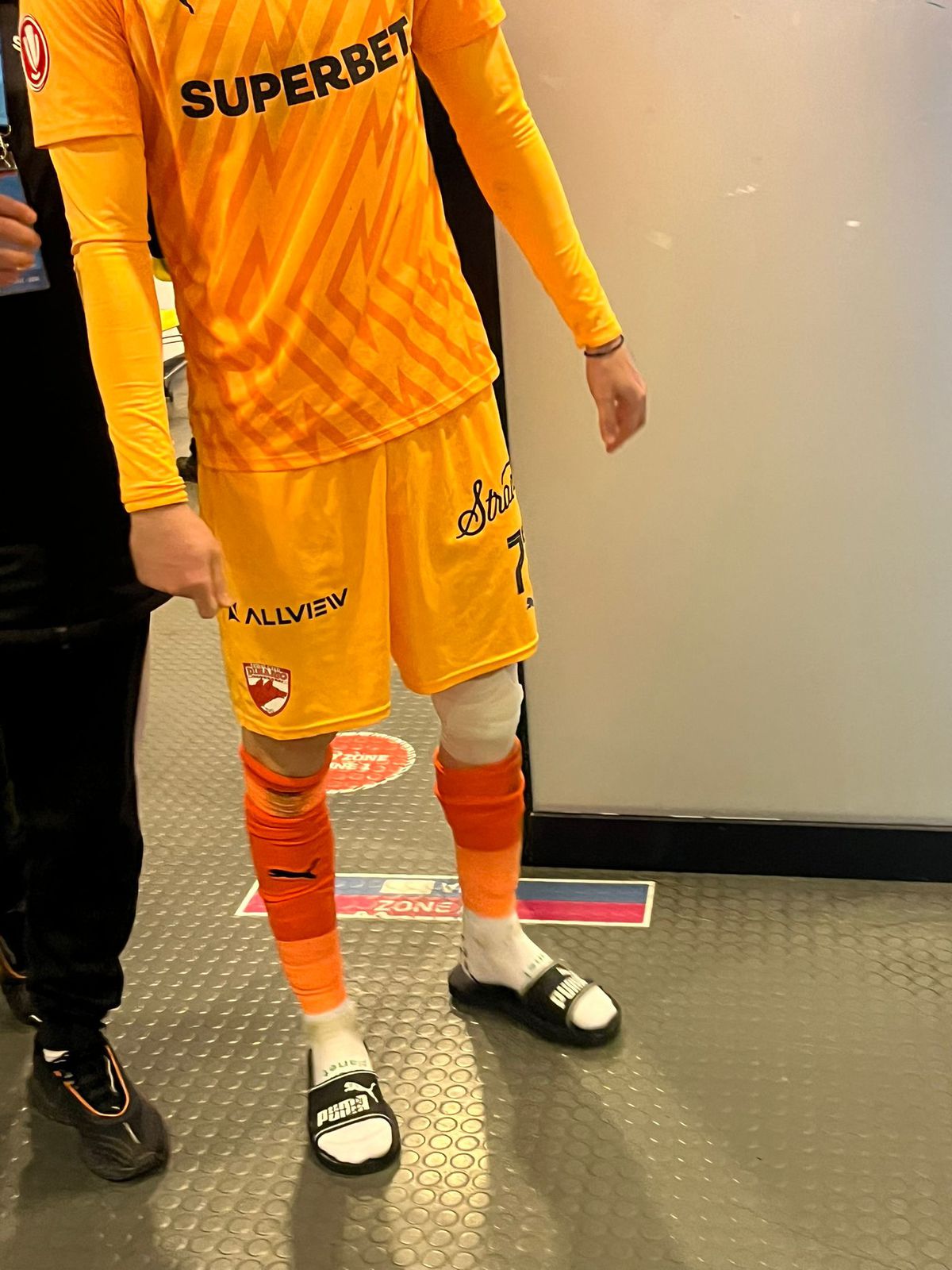 Alexandru Roșca, bandajat la genunchi