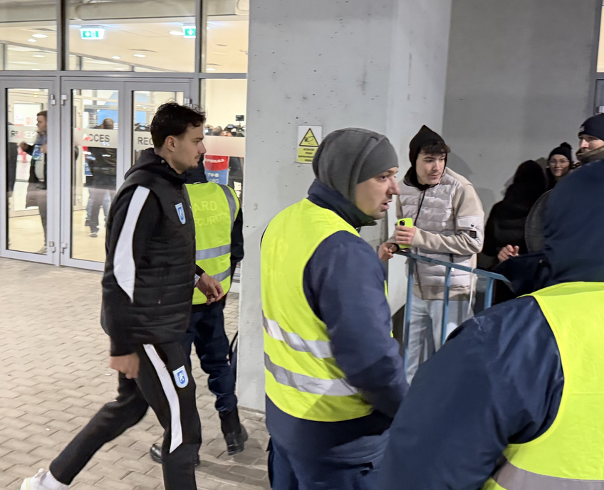 Assad Al Hamlawi, asaltat de fani pentru fotografii și autografe // FOTO: Sergiu Alexandru (GSP)