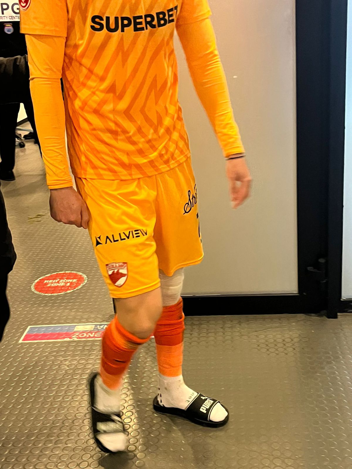 Alexandru Roșca, bandajat la genunchi