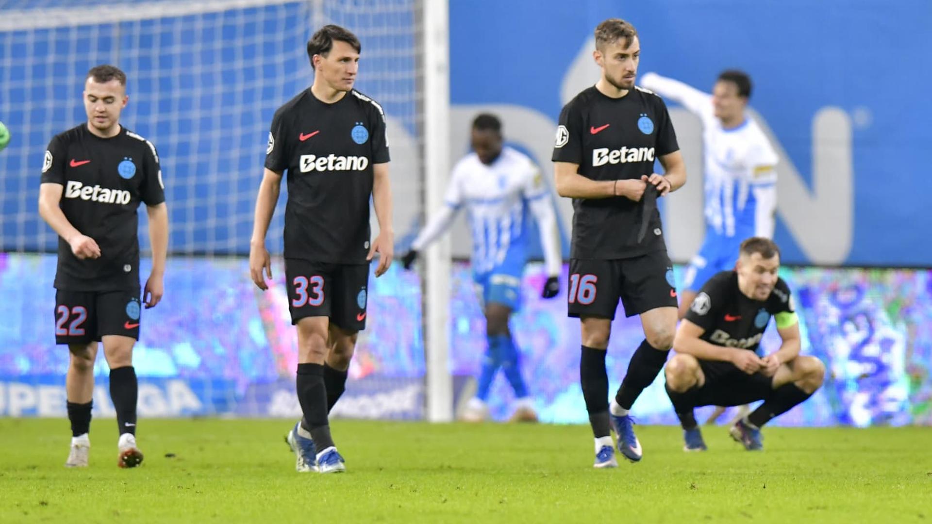 Risto Radunovic discutând cu avocatul său în timpul procesului intern FCSB privind amenda aplicată pentru întârzierea revenirii în țară. | sursa foto: Gazeta Sporturilor