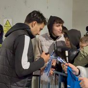 Assad Al Hamlawi, asaltat de fani pentru fotografii și autografe după Universitatea Craiova - FCSB // foto: Sergiu Alexandru (GSP)