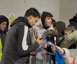 Assad Al Hamlawi, asaltat de fani pentru fotografii și autografe după Universitatea Craiova - FCSB // foto: Sergiu Alexandru (GSP)