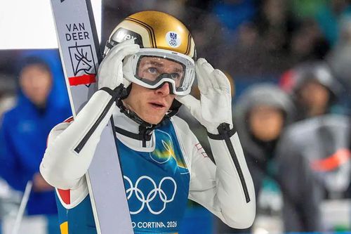 Săritorul cu schiurile austriac Daniel Tschofenig, descalificat din cauza clăparilor