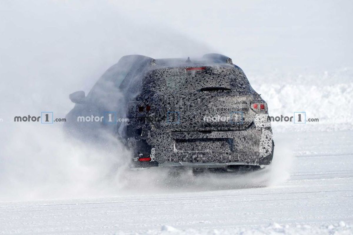 GALERIE FOTO Noul model Dacia Sandero, care va apărea în 2021, testat pe zăpadă: imagini spectaculoase