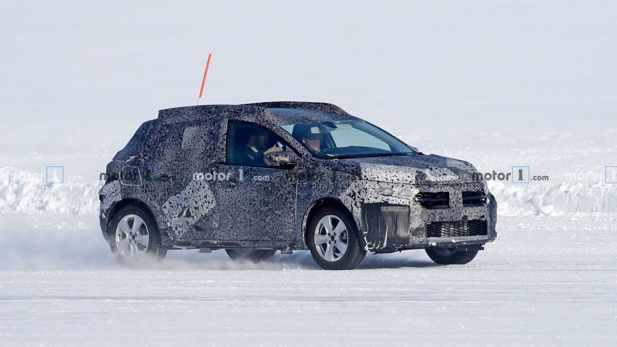 GALERIE FOTO Noul model, Dacia Sandero, care va apărea în 2021, testat pe zăpadă: imagini spectaculoase
