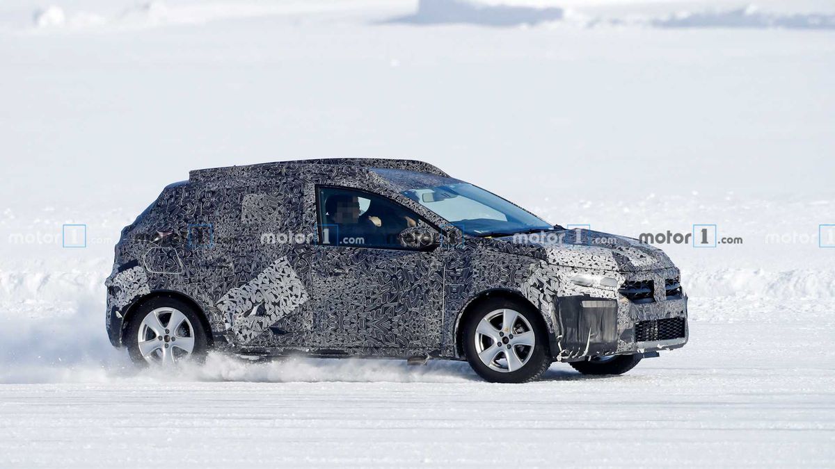 GALERIE FOTO Noul model Dacia Sandero, care va apărea în 2021, testat pe zăpadă: imagini spectaculoase