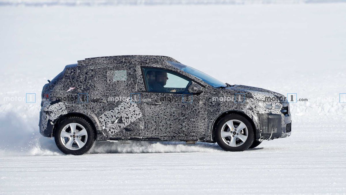 GALERIE FOTO Noul model Dacia Sandero, care va apărea în 2021, testat pe zăpadă: imagini spectaculoase
