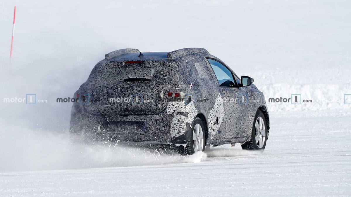 GALERIE FOTO Noul model Dacia Sandero, care va apărea în 2021, testat pe zăpadă: imagini spectaculoase