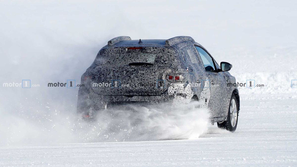 GALERIE FOTO Noul model, Dacia Sandero, care va apărea în 2021, testat pe zăpadă: imagini spectaculoase