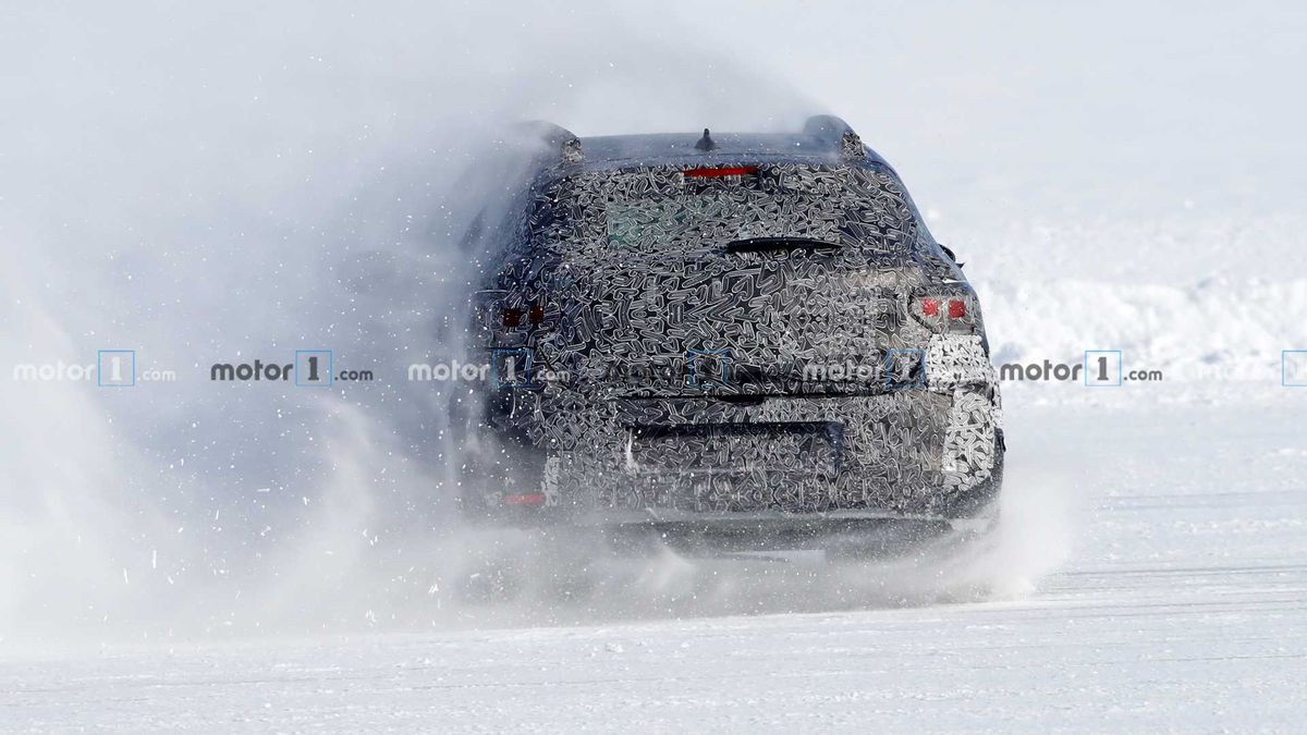 GALERIE FOTO Noul model Dacia Sandero, care va apărea în 2021, testat pe zăpadă: imagini spectaculoase