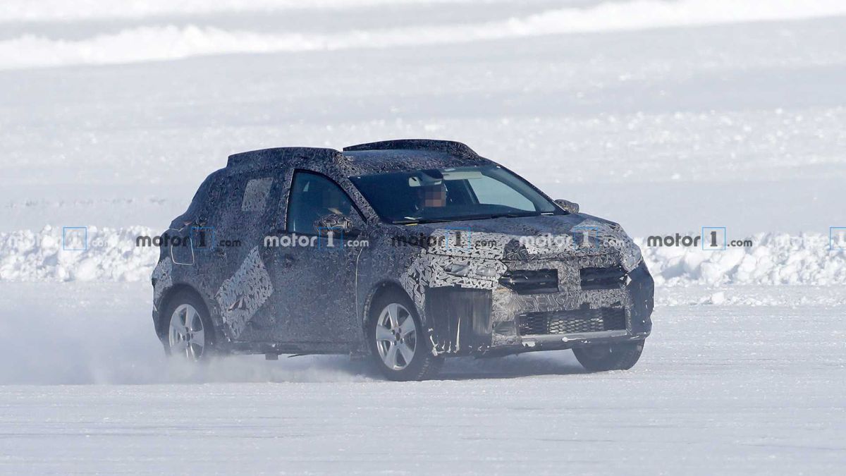 GALERIE FOTO Noul model Dacia Sandero, care va apărea în 2021, testat pe zăpadă: imagini spectaculoase
