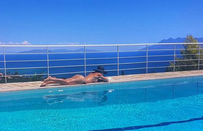 FOTO Carmen Brumă pozează topless și anunță: „Aici m-aș izola”