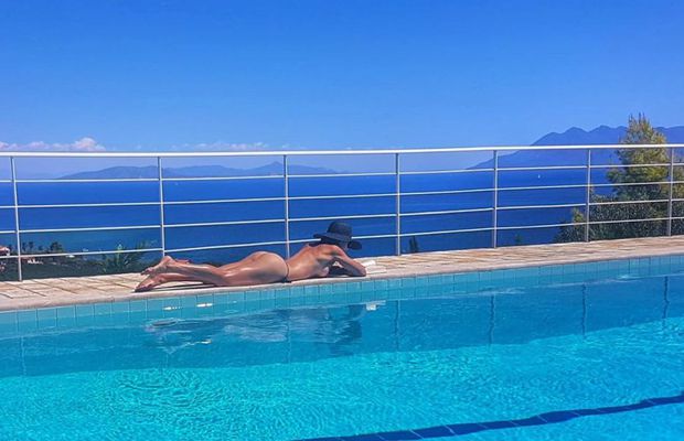 FOTO Carmen Brumă pozează topless și anunță: „Aici m-aș izola”