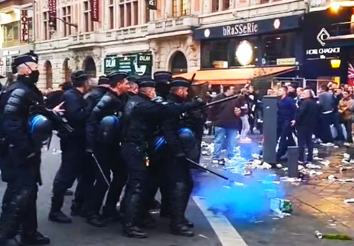 Haos la Lille! Fanii lui Chelsea s-au bătut cu forțele de ordine și i-au scandat numele lui Abramovic