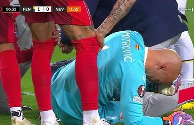 Din nou victimă » Ce a pățit portarul de la Sevilla contra lui Fenerbahce, la 3 săptămâni după ce a fost atacat de un ultras