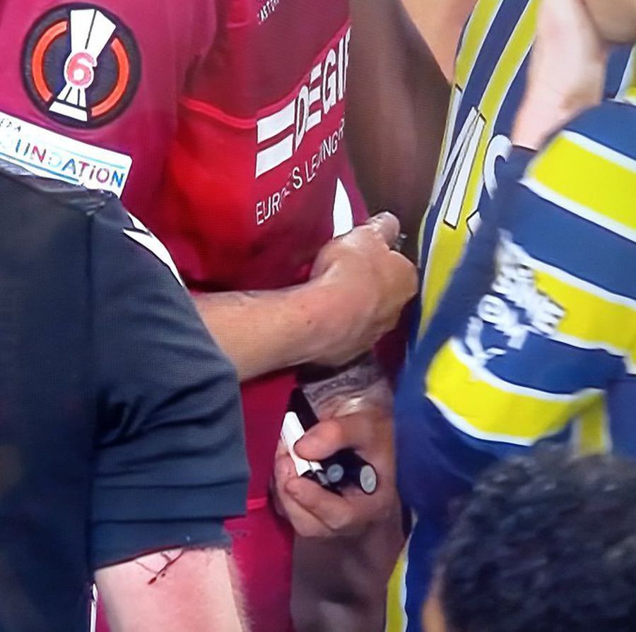Brichetele adunate de jucătorii de la Sevilla de pe teren/ foto: Twitter Din nou victimă » Ce a pățit portarul de la Sevilla contra lui Fenerbahce, la 3 săptămâni după ce a fost atacat de un ultras