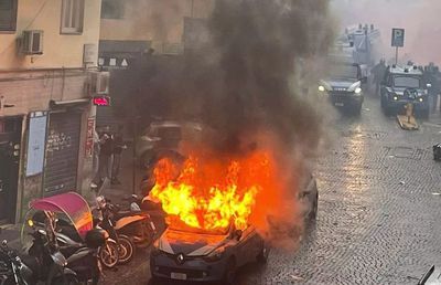 7 arestări. Ultrașii lui Napoli au vrut să se ducă peste nemții care au vandalizat orașul