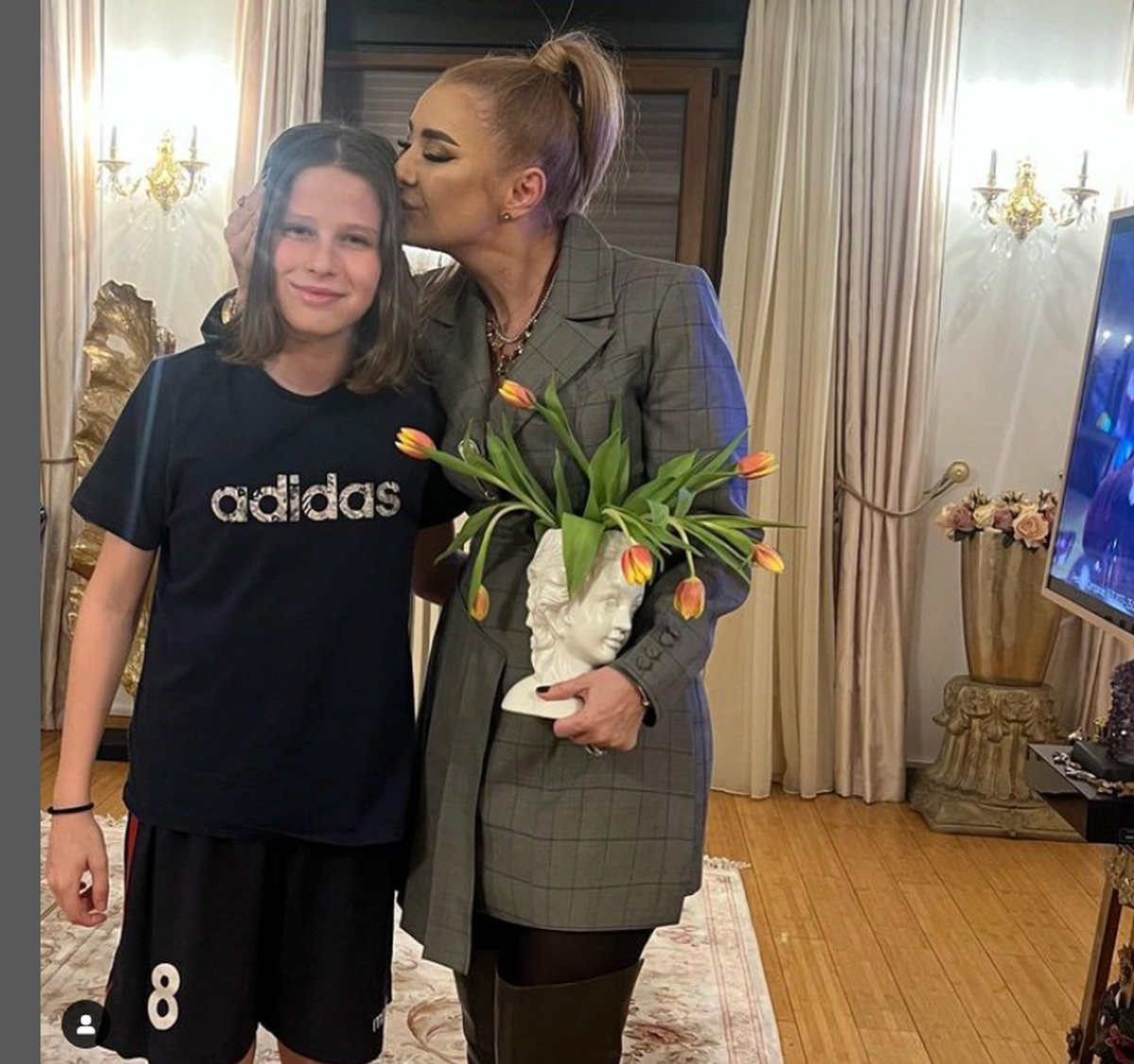 Anamaria Prodan s-a cuplat cu un afacerist care a plătit o sumă uriașă pentru a-i expune chipul pe cea mai mare clădire din lume