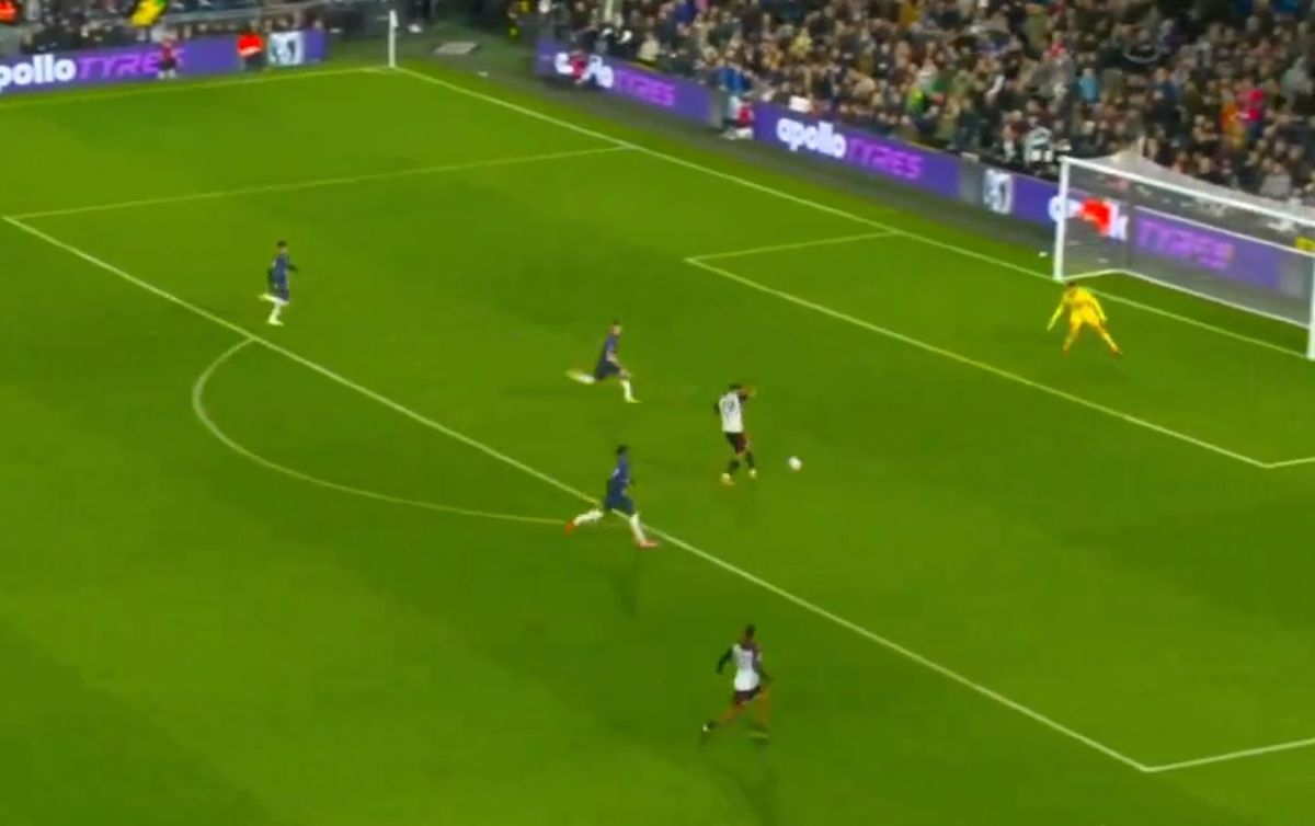 Radu Drăgușin și-a scăpat adversarul la golul de 1-0 din Fulham - Tottenham