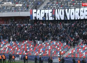 Protest la CSA Steaua: au întârziat meciul cu 10 minute + mesaj despre arestările de la Rapid
