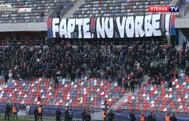 Protest la CSA Steaua: au întârziat meciul cu 10 minute + mesaj despre arestările de la Rapid