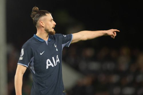 Cei de la The Sun nu au fost impresionați de Radu Drăgușin (22 de ani), aflat la primul meci ca titular în tricoul lui Tottenham. foto: Imago