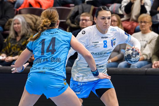 CSM București s-a impus în deplasarea de la Krim Ljubljana, scor 30-24, în manșa tur a optimii de finală din Liga Campionilor la handbal masculin. Cristina Neagu a fost cea mai bună jucătoare a partidei, cu 10 goluri.