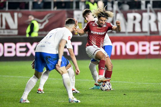 Constantin Grameni, în duel cu Jayson Papeau de la Rapid // foto: Cristi Preda, GSP