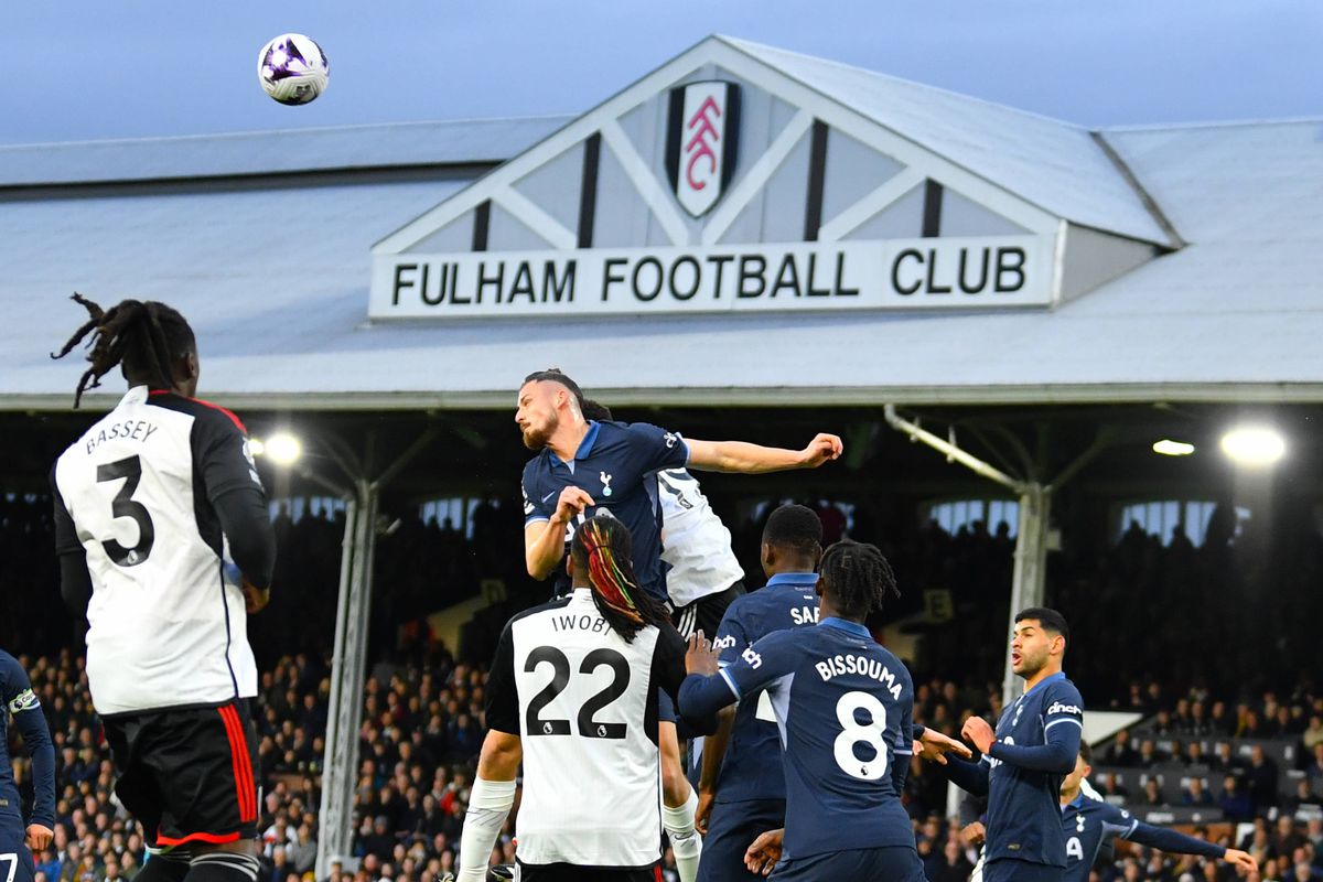 Fulham - Tottenham, runda 29 din Premier League. Drăgușin titular