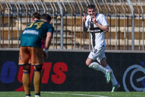 Valentin Mihăilă, jubilând după ce a deschis azi scorul pentru Parma în meciul cu Feralpisalo / Foto: Imago