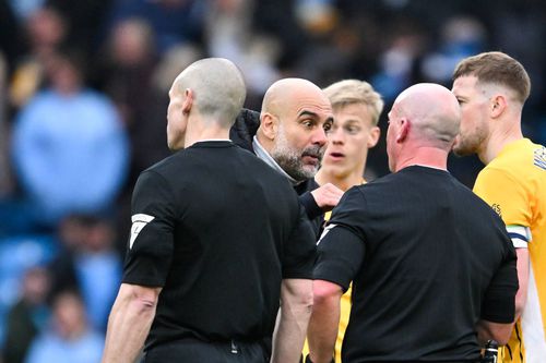 Pep Guardiola îi explică arbitrului de ce a sărit Jeremy Doku / Foto: Imago