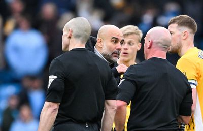 Pep Guardiola îl face de râs pe arbitru: „Dacă nu sărea, se putea accidenta! Arbitrul ar fi trebuit să știe”