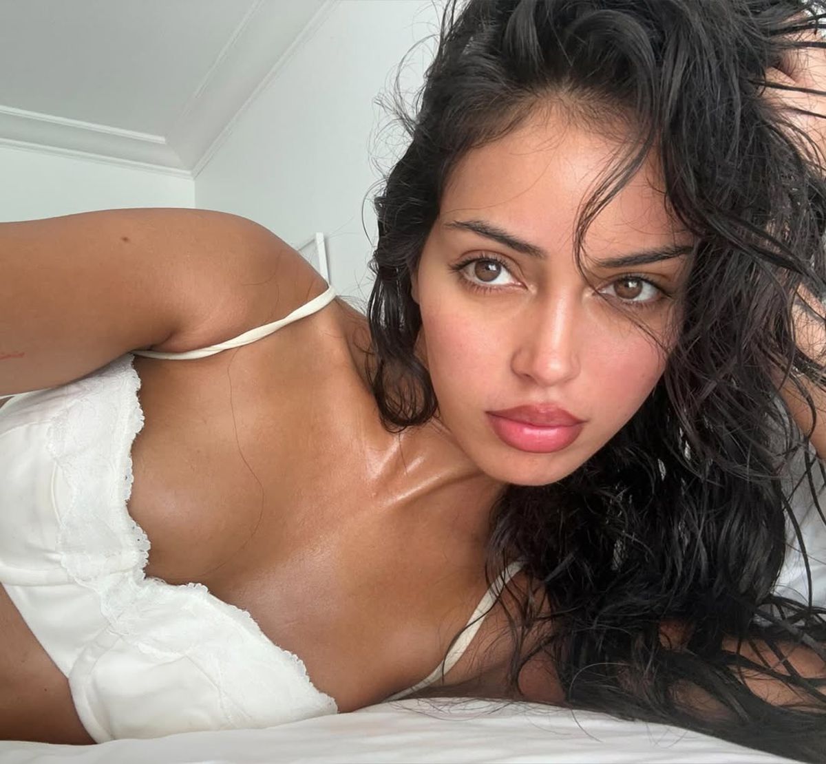 Ea îl consolează după debutul de coșmar din Serie A! » Lui Dele Alli îi merge bine doar în afara terenului